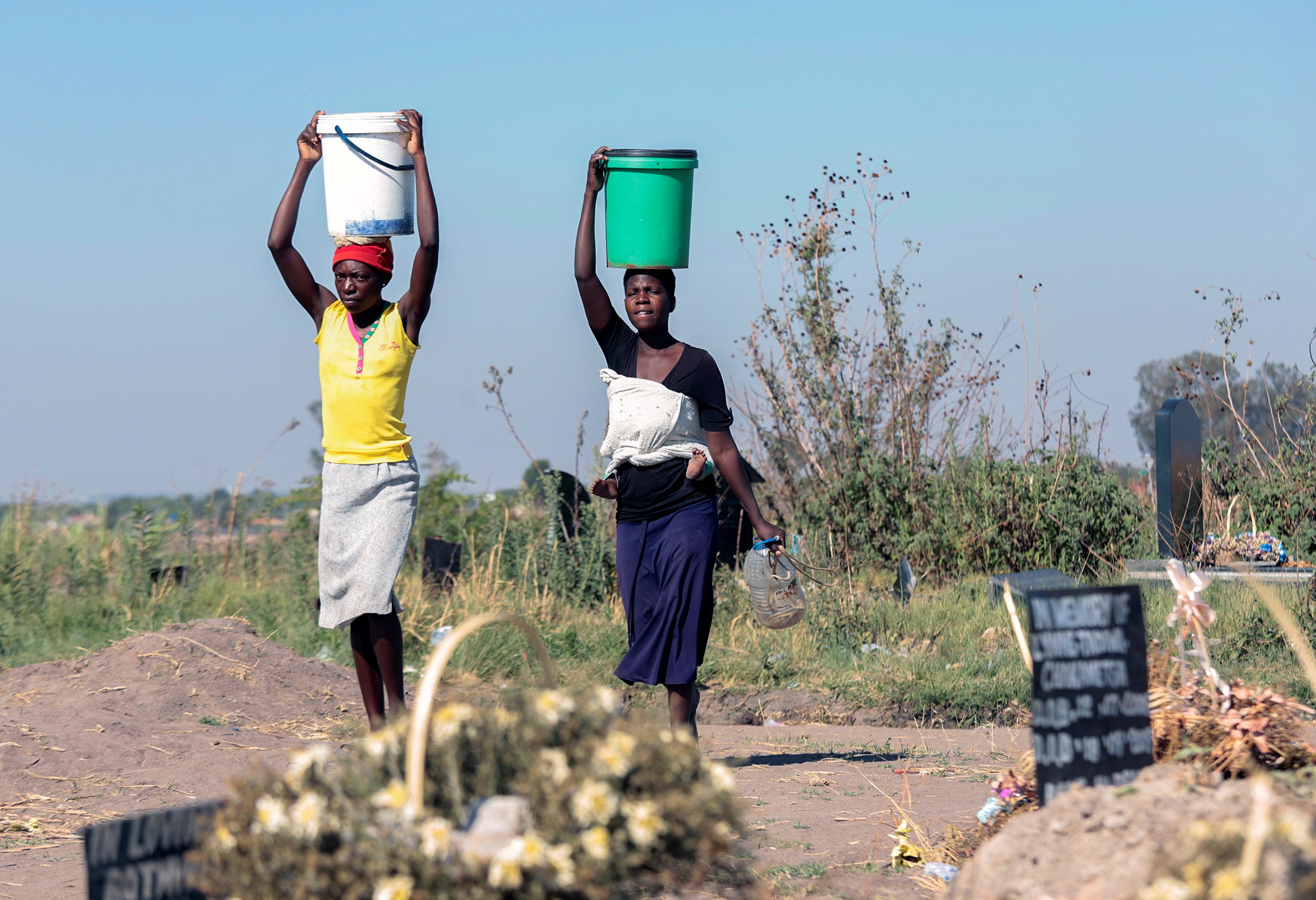 Mujeres por agua