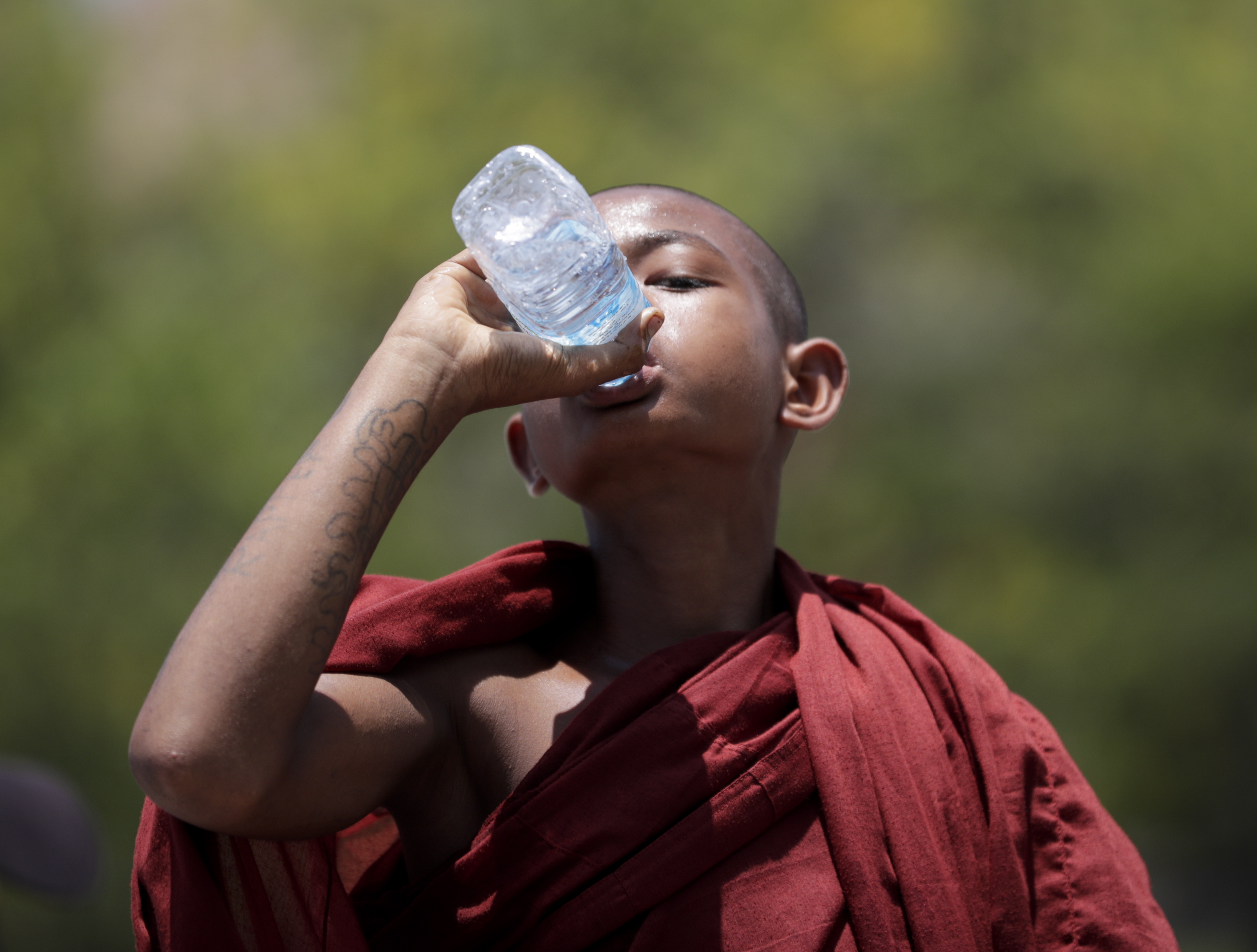 Niño bebiendo agua