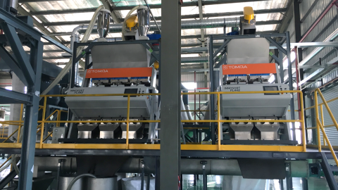 Clasificadores de hojuelas en planta de reciclaje.