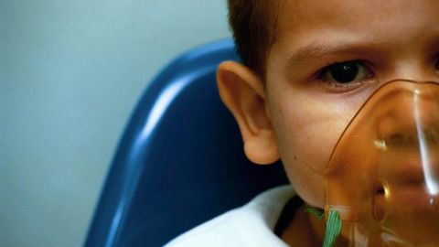 Niño con respirador