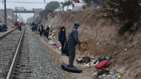 Personas recogen basura