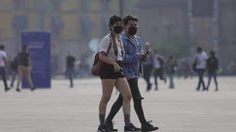 Dos personas con tapabocas