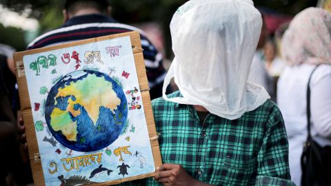 Manifestante en marcha por el clima