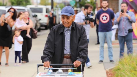 Un hombre vende paletas 