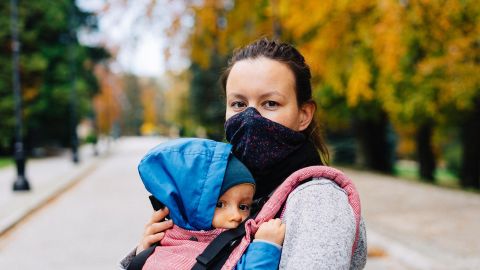 Mujer y bebé con mascarilla