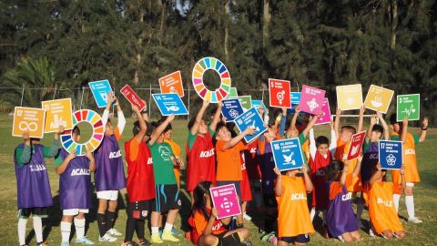 Niñas y niños del pueblo de Xochimilc