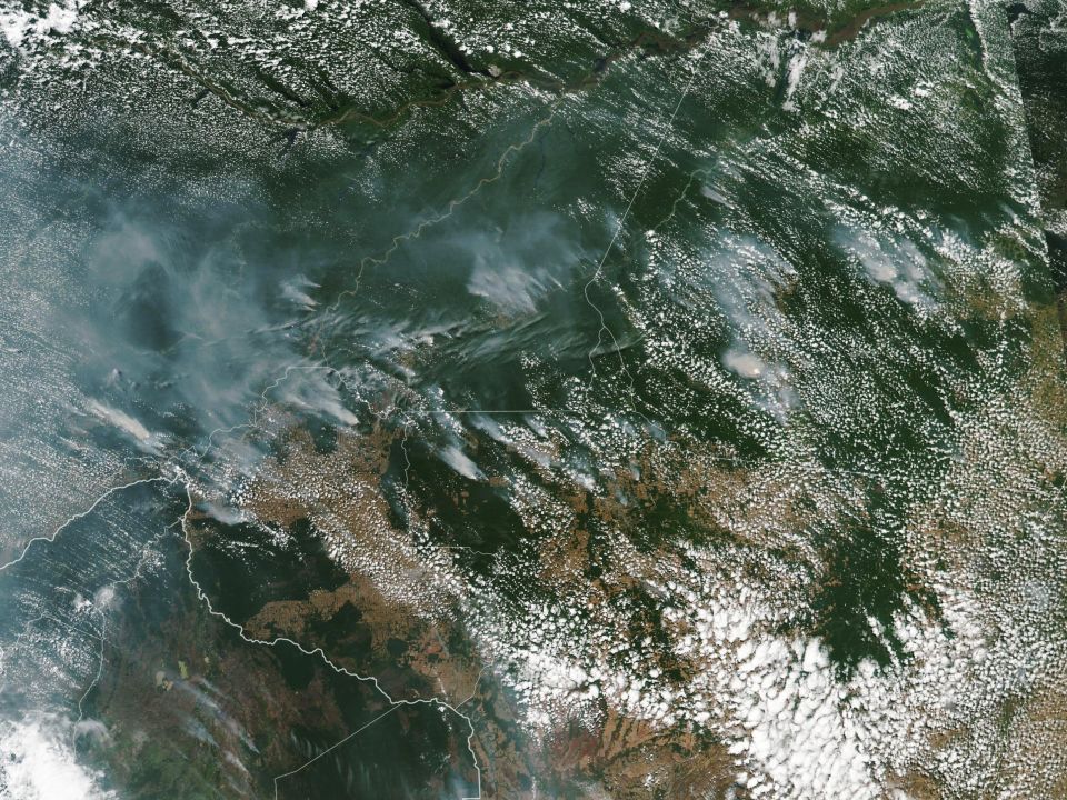 Fotografía tomada por el Espectrorradiómetro de imágenes de media resolución (MODIS) a bordo del satélite Aqua, y publicada en el servicio terrestre de la NASA, que muestra desde el espacio los focos de incendios forestales en la Amazonía brasileña. EFE/ Observatorio Terrestre de la Nasa
Incendio en Amazonia