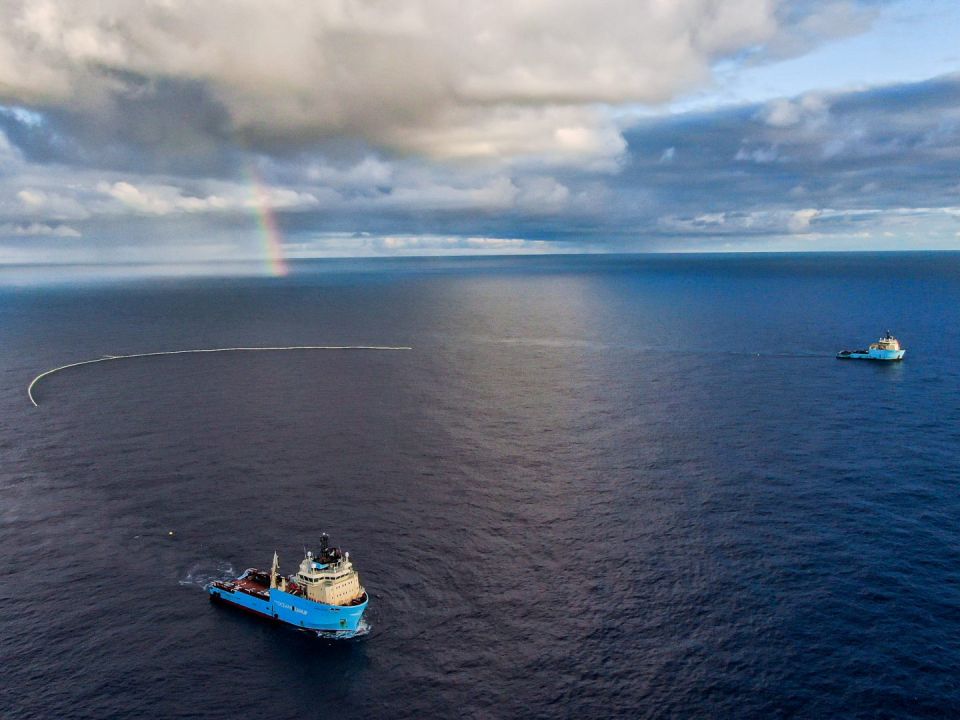 Barco Maersk y The Ocean CleanUp 