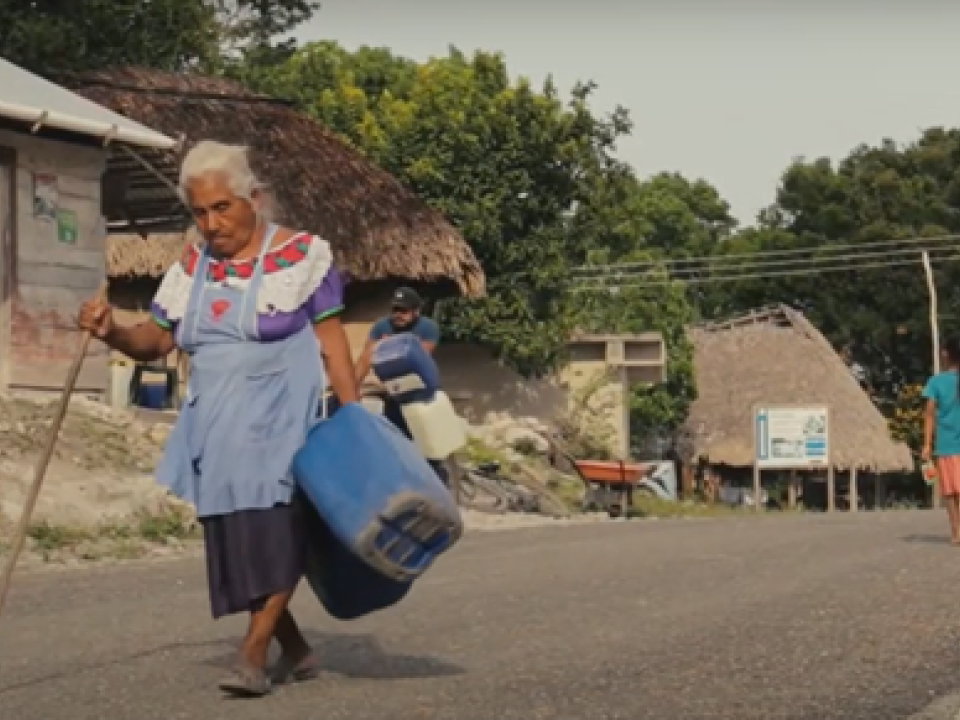 Mujer con balde de agua. PNUD