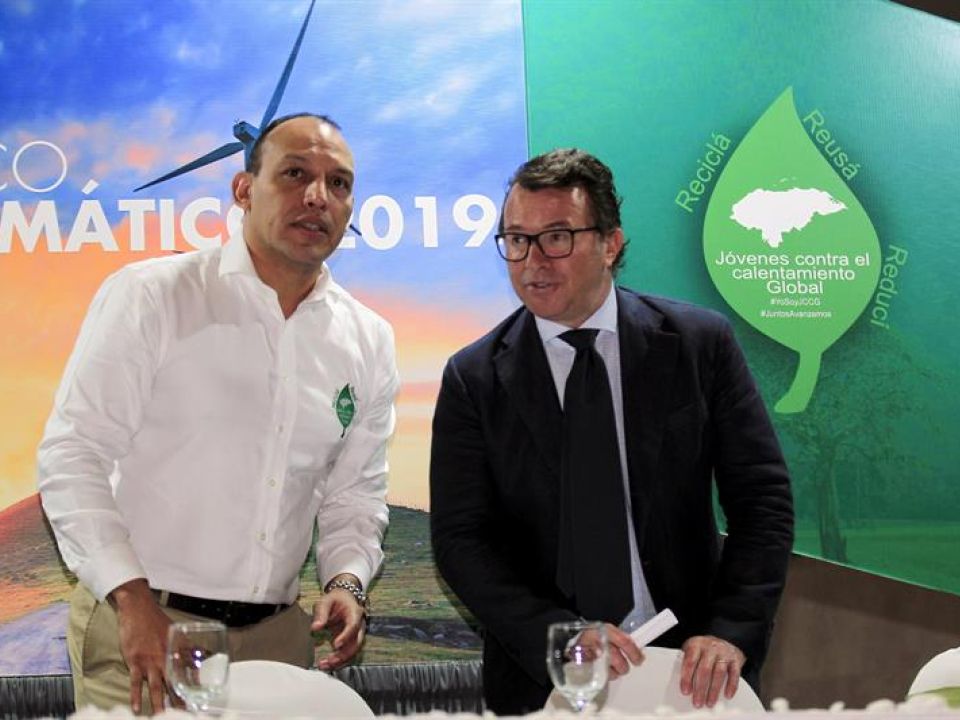 El coordinador de la organización “Jóvenes Contra el Calentamiento Global”, doctor Mario Pinel (i), y el embajador de la Unión Europea en Honduras, Alessandro Palmero (d), participan este jueves durante el lanzamiento del "Plan Estratégico Cambio Climático 2019", con el auspicio de la Unión Europea, en Tegucigalpa (Honduras). EFE/Archivo Hondura Cambio climático