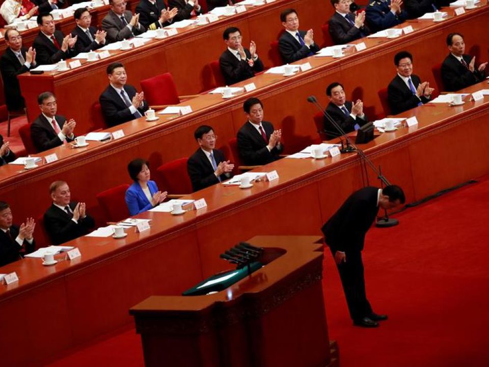 El primer ministro chino, Li Keqiang (d), hace una reverencia después de su discurso mientras el presidente chino, Xi Jinping (2ª fila, 4-i) y los delegados aplauden durante la segunda sesión de la 13a. Asamblea Nacional Popular (APN) fuera del Gran Salón del Pueblo (GHOP) en Pekín, China, el 5 de marzo de 2019. EFE. Delegados Chinos
