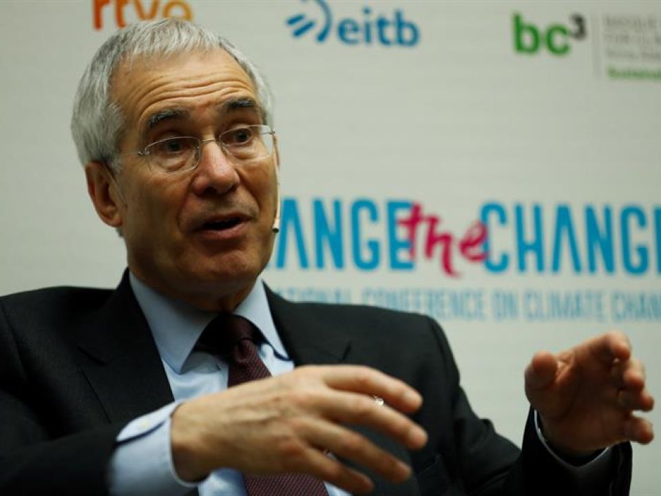 El economista y lord británico, Nicholas Stern, durante su intervención este miércoles en la apertura de la Conferencia Internacional de Cambio Climático "Change the Change", que reúne en San Sebastián hasta el viernes a medio centenar de expertos de todo el mundo. EFE/Javier Etxezarreta
Nicholas Stern