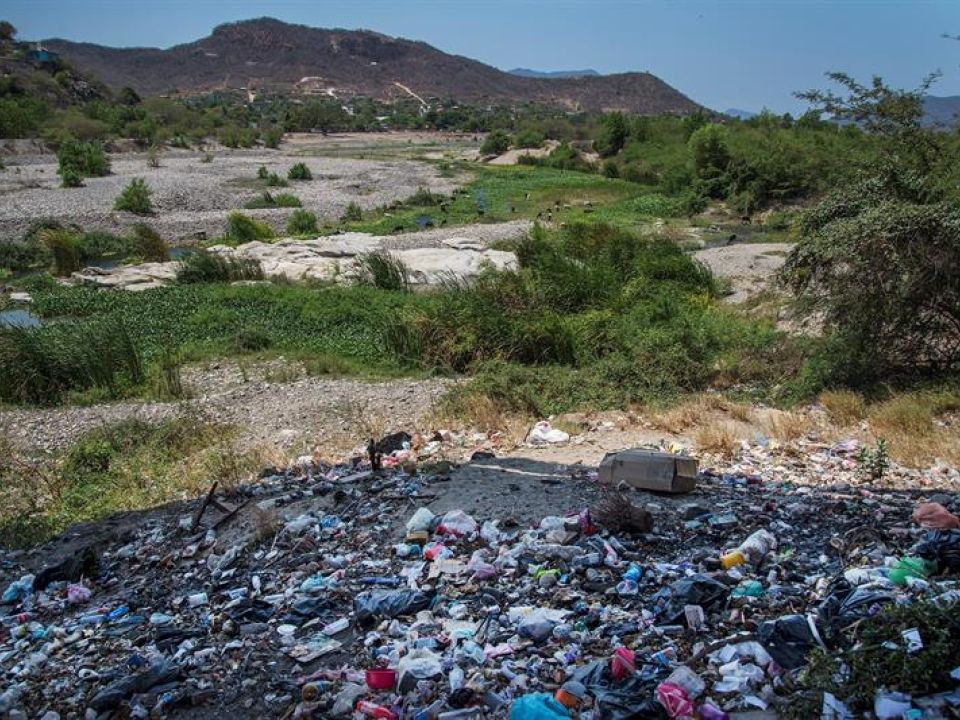 Río contaminado sin agua