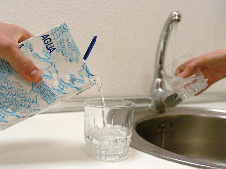 Agua en caja