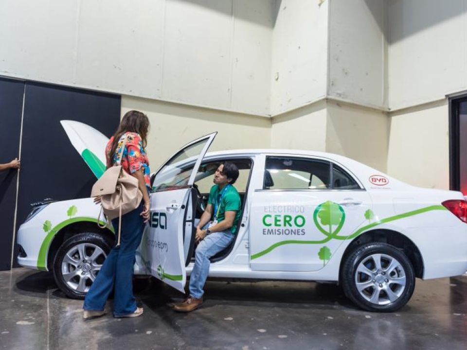 Un auto eléctrico de "Cero Emisiones"