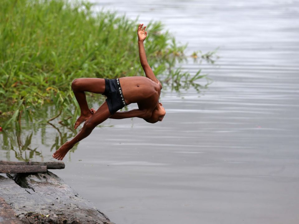 Niño en el río