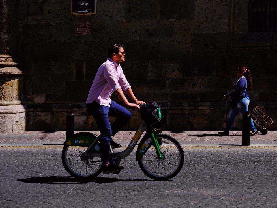 Hombre en bicicleta