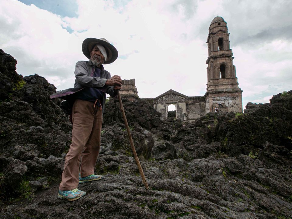 San Juan Parangaricutiro, sepultado por el volcán Paricutín San Juan Parangaricutiro, sepultado por el volcán Paricutín