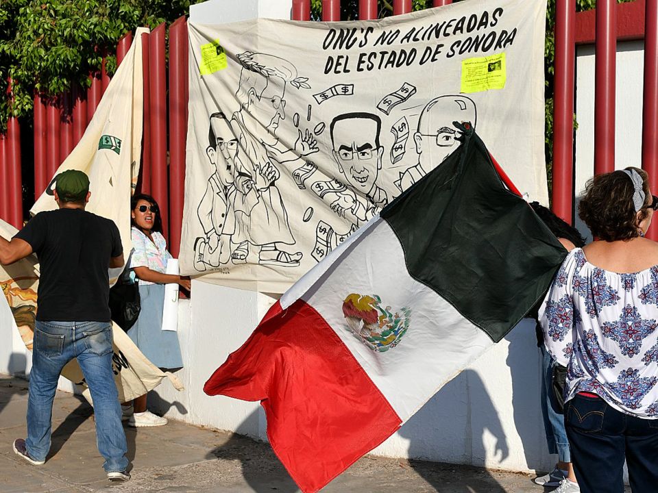 Manifestantes en las afueras de las oficinas del Grupo México