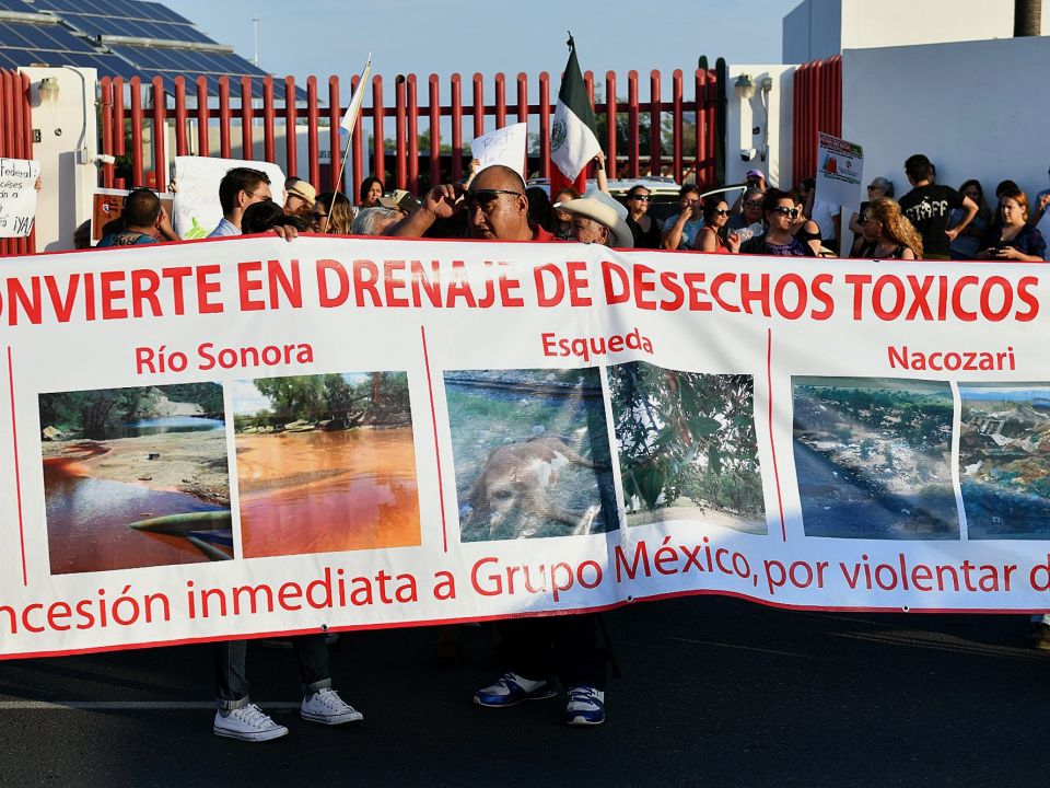 Manifestantes en las afueras de las oficinas del Grupo México