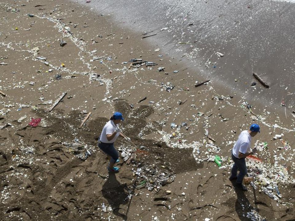 Lanzan campaña "peces come plástico" contra la basura en las playas