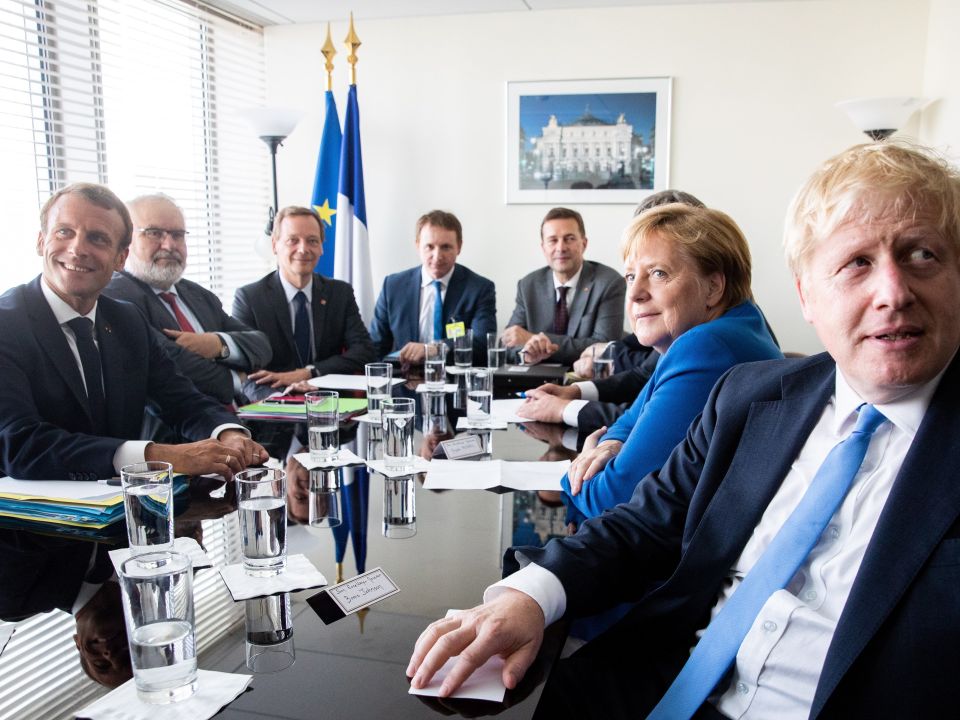 El presidente de Francia, Emmanuel Macron (L), la canciller alemana Angela Merkel (2R) y el primer ministro británico Boris Johnson (R) se reúnen después de la Cumbre de Acción Climática de las Naciones Unidas (ONU) 2019 en la sede de la ONU en Nueva York, EUA. EFE/Hayoung Jeon
Mandatarios. Cumbre de Acción Climática
