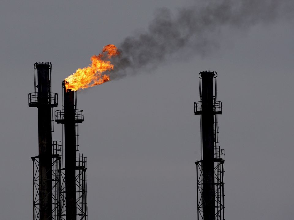 Chimeneas de refinería