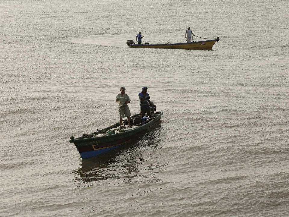 Pescadores en el mar