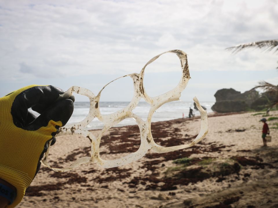 Plásticos en la playa