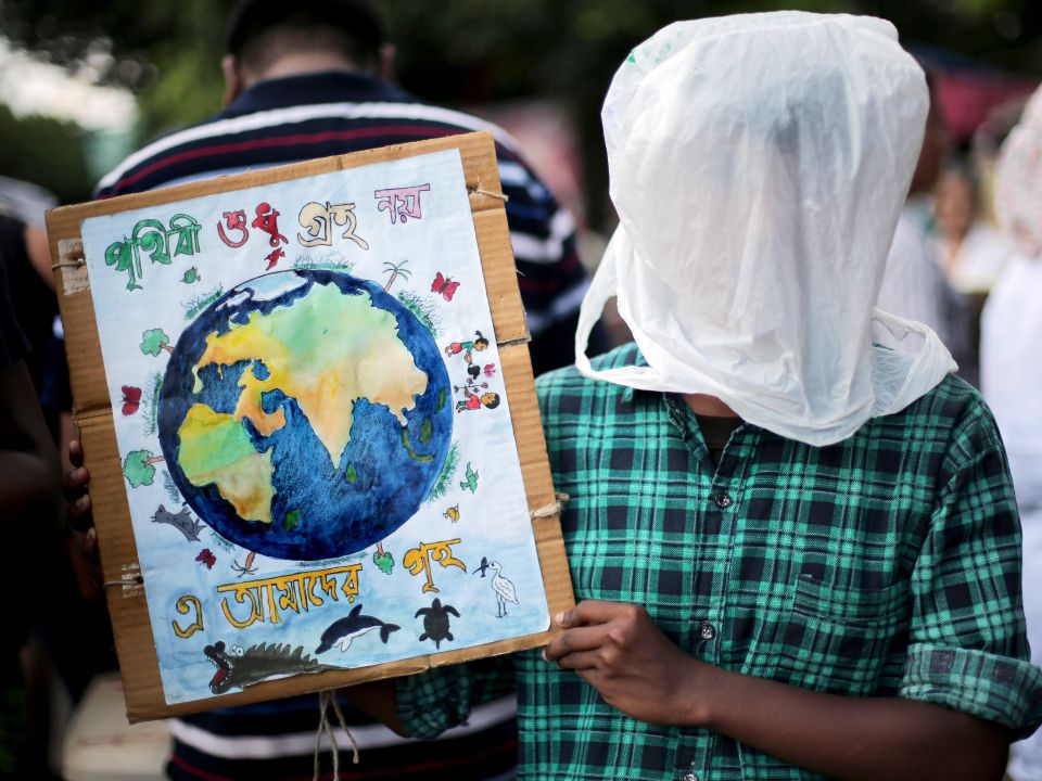 Manifestante en marcha por el clima