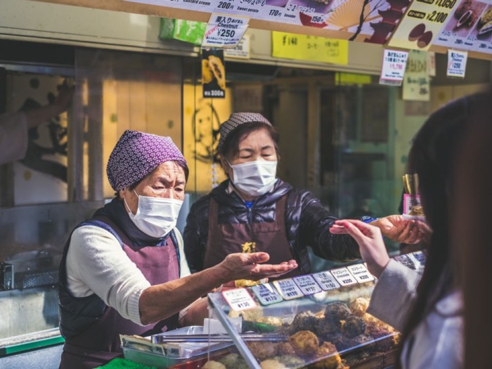 Dos mujeres con mascarilla en Japón
