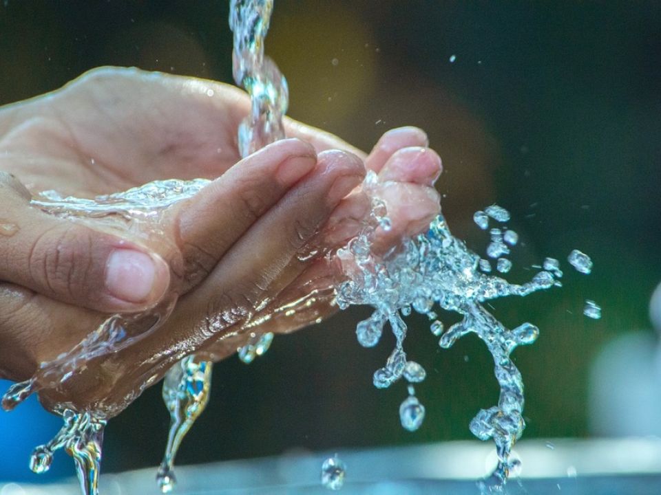 Agua y manos