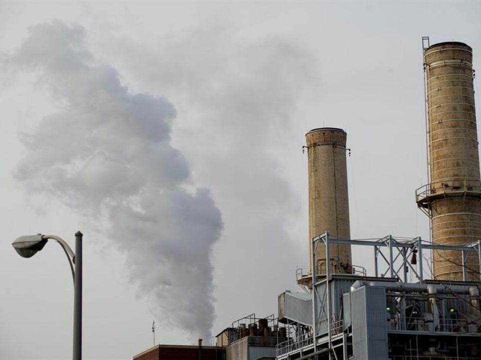 Chimenea de planta de carbón