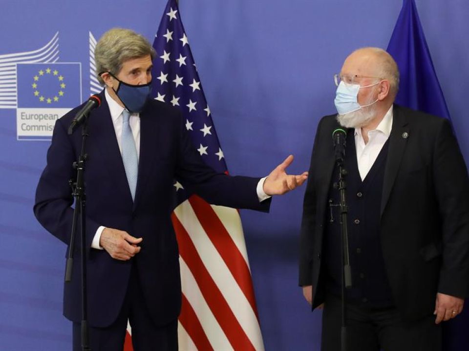 Frans Timmermans y John Kerry