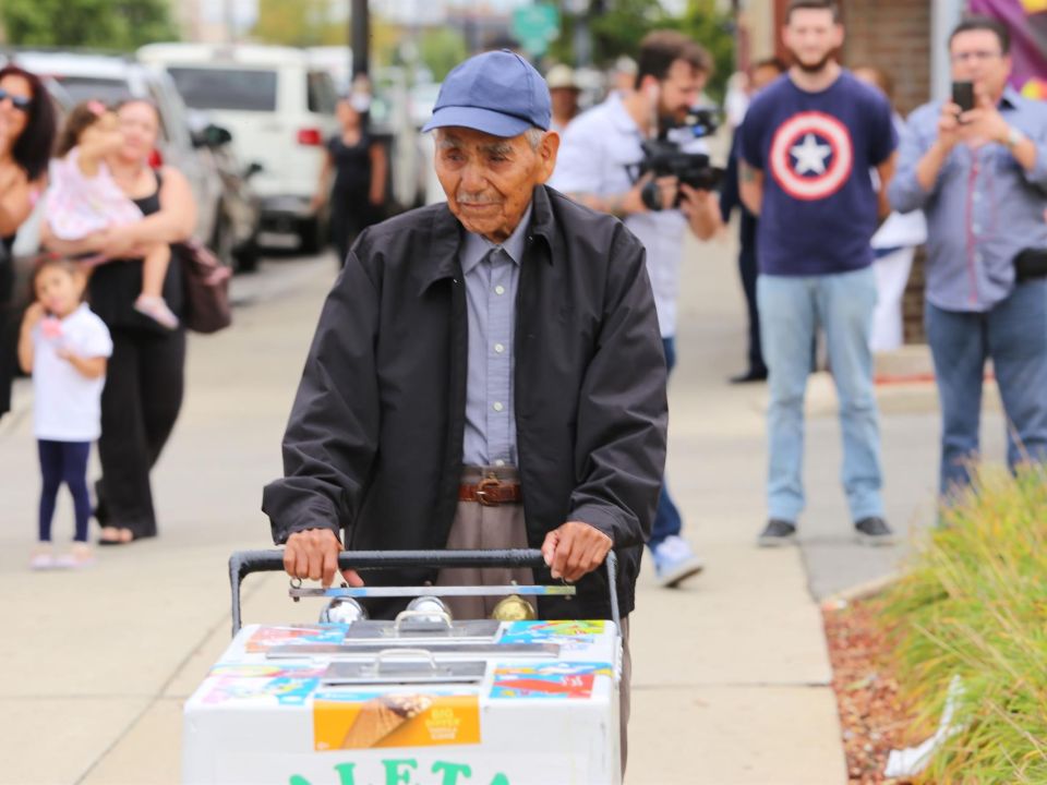 Un hombre vende paletas 
