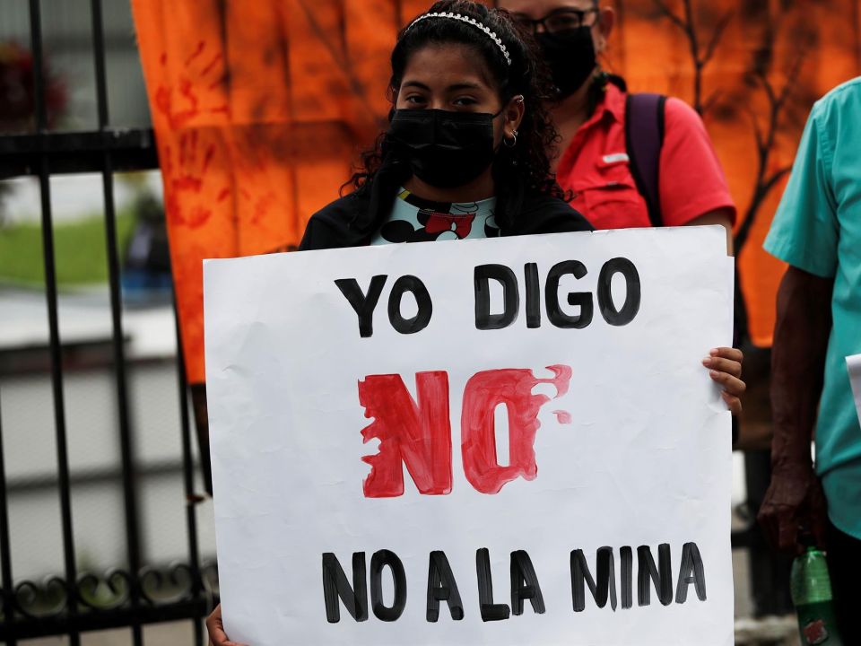 manifestante contra la minería 