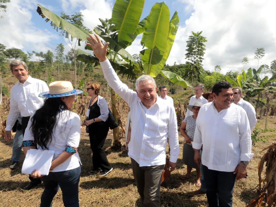 AMLO y John Kerry 