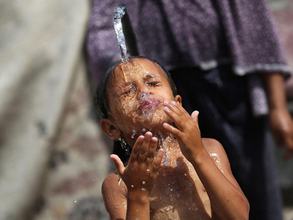 Niño y agua