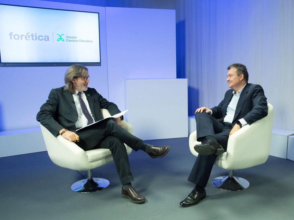 El director de EfeVerde, Arturo Larena (i) y el director de Forética, Germán Granda durante el encuentro empresarial de Foretica "Las empresas españolas ante el reto de la descarbonización para 2050" en el que se analizarán los resultados y tendencias clave abordadas en la COP26 desde la perspectiva empresarial. Efe/ Javier Liaño Arturo Larena