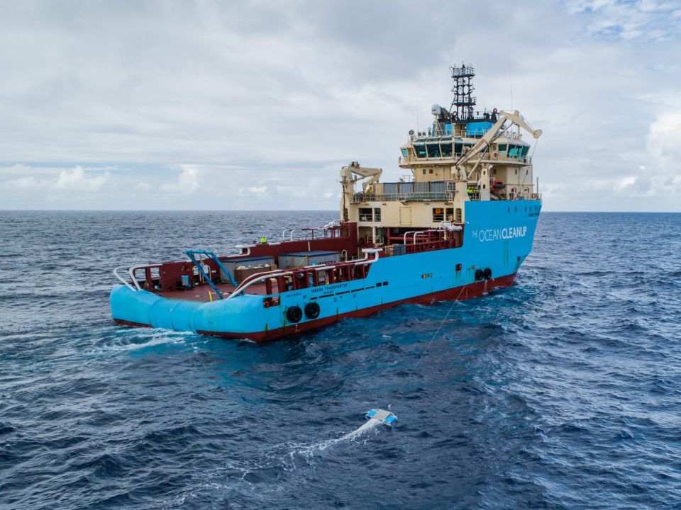 Barco Maersk y The Ocean CleanUp 