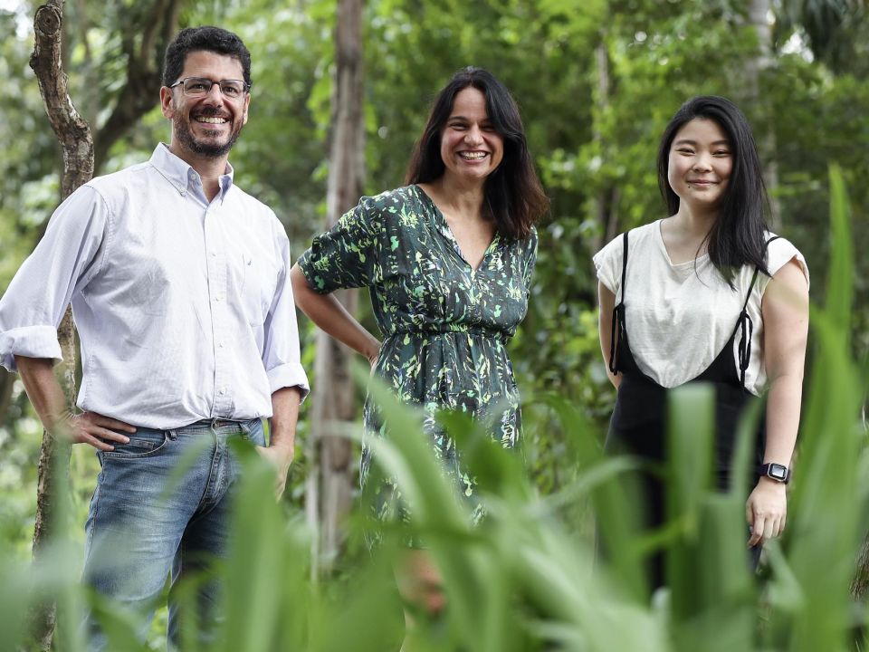El equipo de InfoAmazonia de Brasil, autores del premiado proyecto "Engolindo Fumaça" ("Tragando humo"), el editor del proyecto, Eduardo Geraque (i), la directora editorial, Juliana Mori (c) y la analista de datos del proyecto, Renata Hirota (d), en Sao Paulo (Brasil). Efe/Sebastião Moreira InfoAmazonia