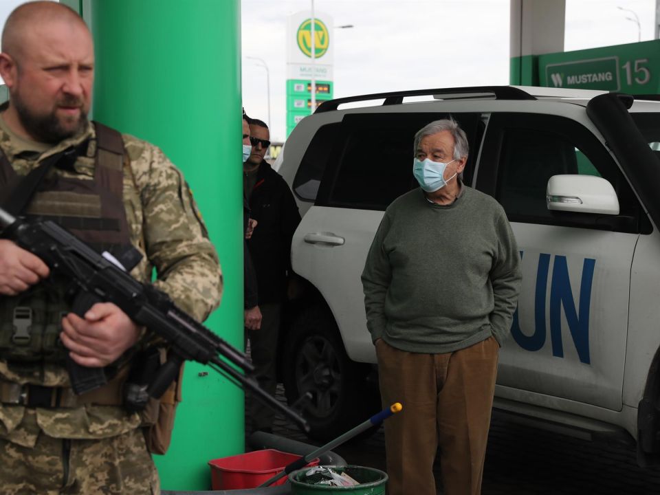 El secretario general de la ONU, António Guterres (d), durante una parada de su comitiva en una gasolinera de Uman, en el óblast de Cherkasy, a 210 kilómetros de Kiev, a donde llegó este miércoles en misión de paz para reunirse mañana, jueves, con el presidente Volodimir Zelenski, tras visitar ayer Rusia. Efe/Miguel Gutiérrez António Guterres