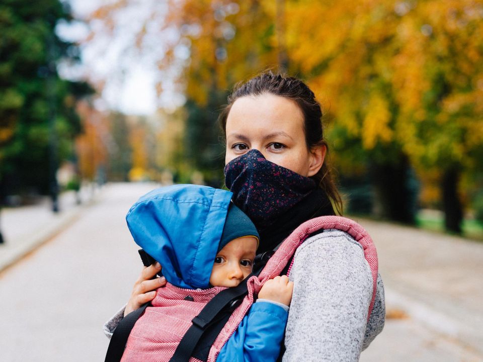 Mujer y bebé con mascarilla