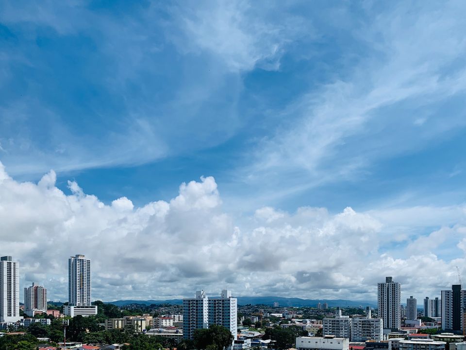 Cielo y ciudad