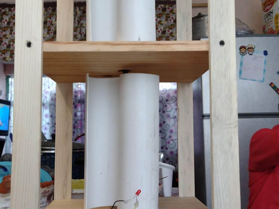Prototipo de aerogenerador con materiales de desecho
