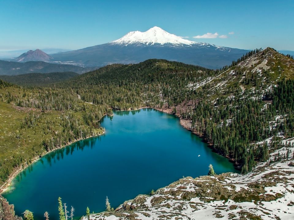 Montaña con nieve