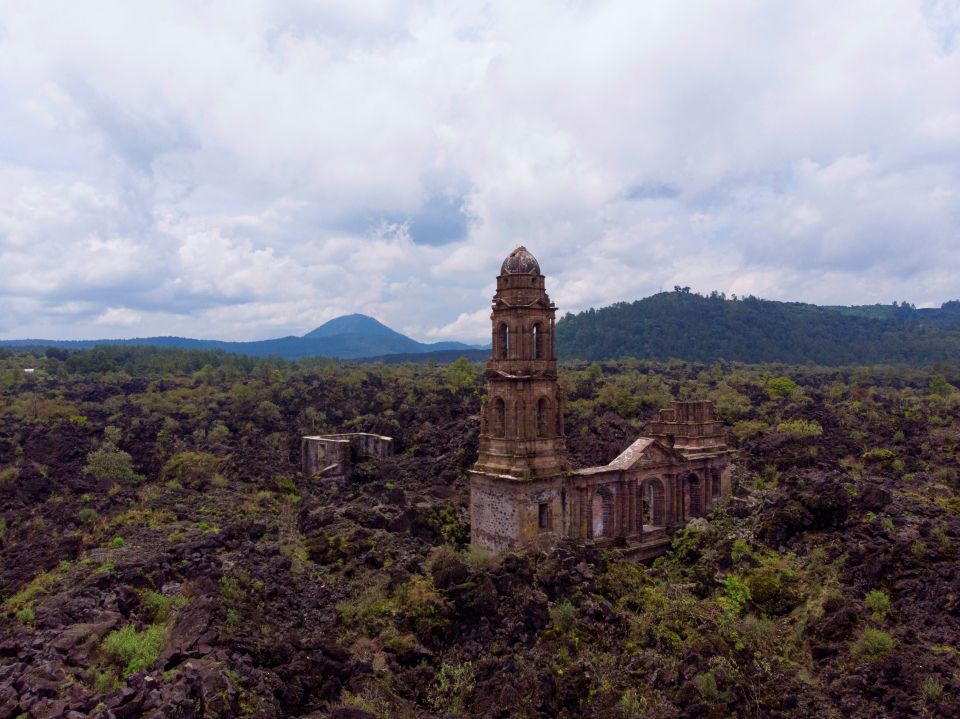  Iglesia de San Juan Parangaricutiro