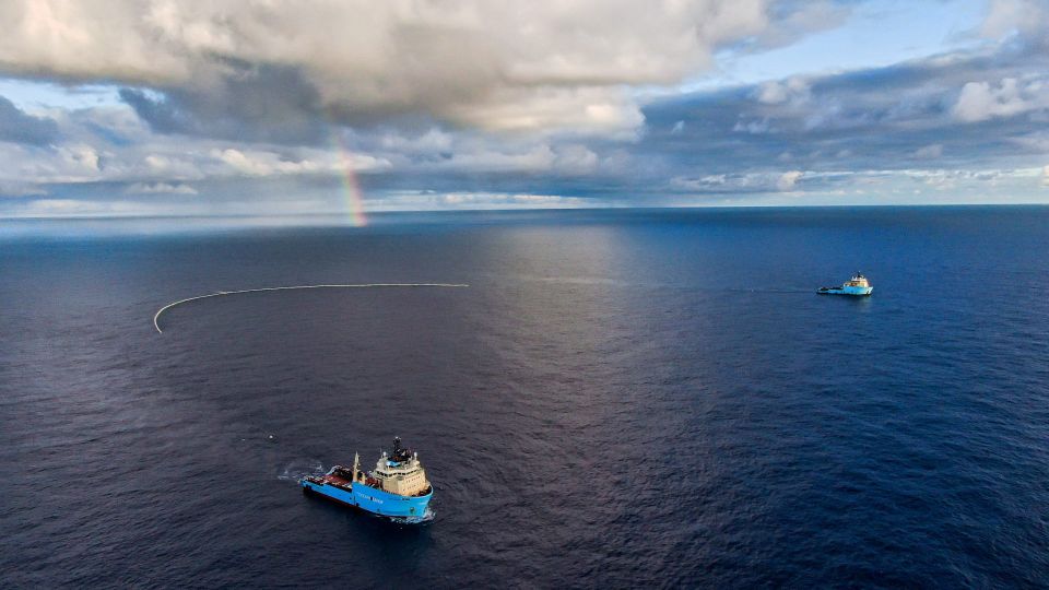 Barco Maersk y The Ocean CleanUp 