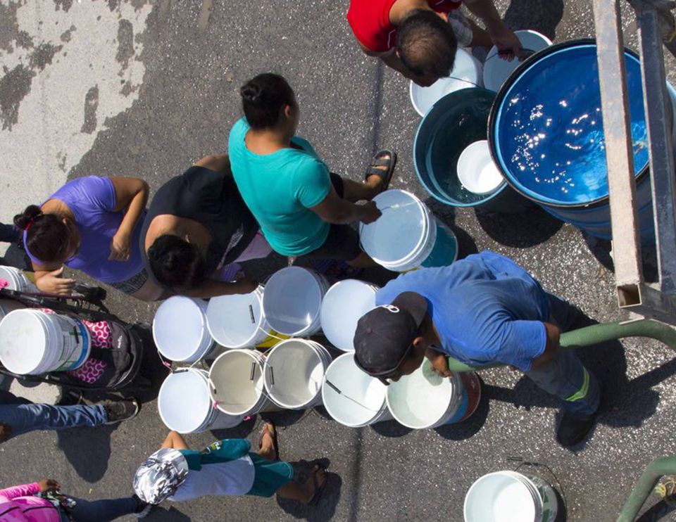 Agua en cubetas